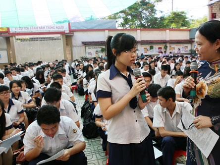 Học sinh lớp 12 Trường THPT Nguyễn Thái Bình (Q.Tân Bình, TP.HCM) ôn tập thi tốt nghiệp trong sân trường vào cuối tuần qua. ẢnH : Đào Ngọc Thạch
