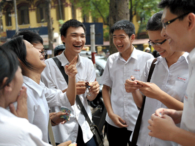 Nụ cười rạng rỡ của các thí sinh sau khi hoàn thành bài thi