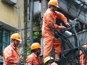 Công nhân điện lực Hà Nội bảo dưỡng đường dây đảm bảo cung cấp điện an toàn trên địa bàn. (Nguồn: TTXVN)