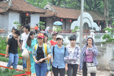Mang trong mình một nỗi niềm lo lắng của kỳ thi tốt nghiệp và kỳ thi ĐH sắp tới. Nên nhiều sĩ tử đã đến Văn Miếu Quốc Tử Giám từ sáng sớm.