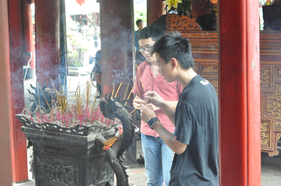 Các sĩ tử dâng hương và cầu nguyện trước các vị học sĩ.