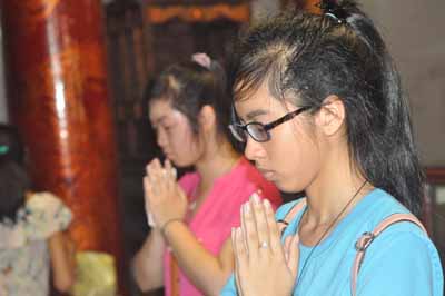 Những gương mặt lo lắng cầu nguyện thành tâm của các sĩ tử.