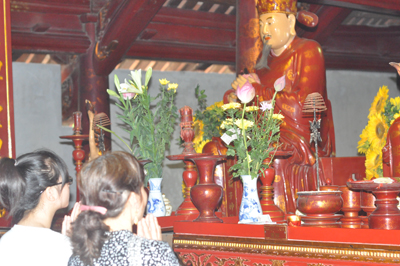 Có nhiều bà mẹ trực tiếp dẫn con mình đến Văn Miếu, hướng dẫn con cầu xin lên các vị học sĩ, nho gia lừng danh của Việt Nam.