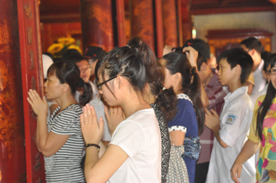 Rất đông các sĩ tử đứng chen lấn cầu xin.
