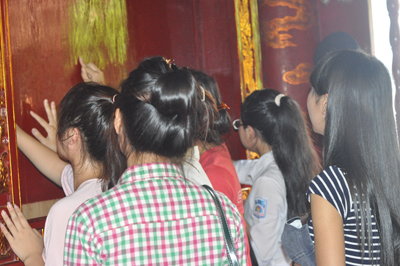  Và không quên viết điều ước của mình lên tấm may mắn được đặt hai bên cung thờ.