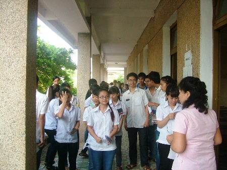 Giám thị tại Quảng Bình gọi thí sinh vào phòng thi (Ảnh: Đăng Đức).