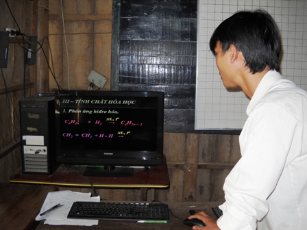 Thầy Vụ đang luyện thi cho 7 em học sinh lớp 12, chuẩn bị cho kỳ thi ĐH, CĐ sắp tới