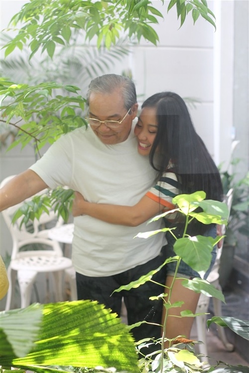 Ha Ho lam MV y nghia danh tang cha