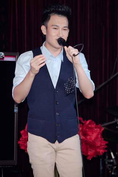 Trưa 10/6, Dương Triệu Vũ có buổi họp báo giới thiệu DVD 'Kể từ đêm đó' và album nhạc xưa 'Phố vắng em rồi' tại phòng trà WE, TP HCM.