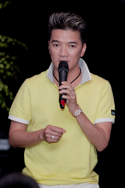 Ca sĩ Đàm Vĩnh Hưng đến dự họp báo, thỉnh thoảng 'nhắc tuồng' cho Dương Triệu Vũ. Anh tự hào khi thấy người em ngày càng chững chạc và tạo được phong cách riêng.