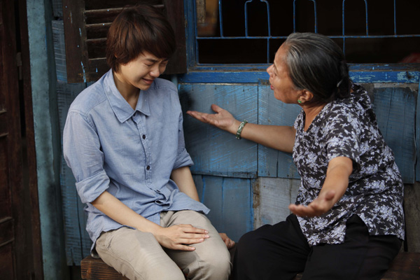 Đông Dương sống cùng bà nội (N SƯT Lê Thiện) tại một căn nhà nhỏ trong xóm lao động nghèo bên mé sông Sài Gòn.