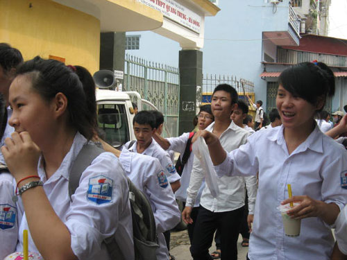 Truong THPT Quang Trung: Thay toan bo cua kinh mau de tranh \