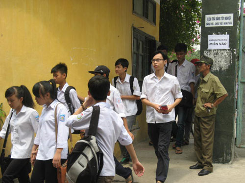 Truong THPT Quang Trung: Thay toan bo cua kinh mau de tranh \