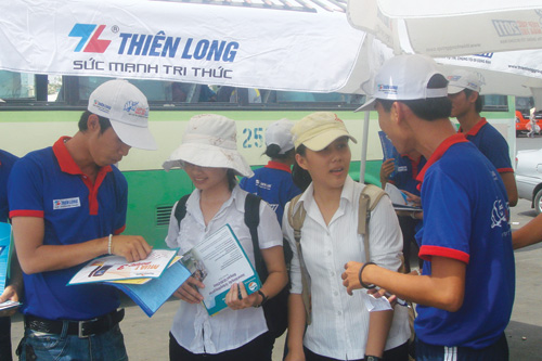 Các tình nguyện viên hướng dẫn thí sinh tại Bến xe Miền Đông (TP.HCM) - 1