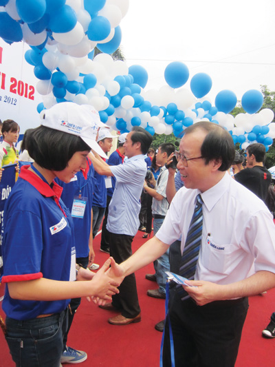 Tiến sĩ Võ Văn Thành Nghĩa động viên các tình nguyện viên