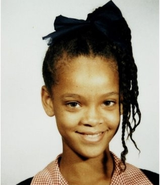 Rihanna thưở nhỏ với mái tóc đen và đôi khuyên tai nhỏ nhắn. Nhiều fan cho rằng các nét trên khuôn mặt nữ ca sĩ không khác nhiều so với thời điểm hiện tại.