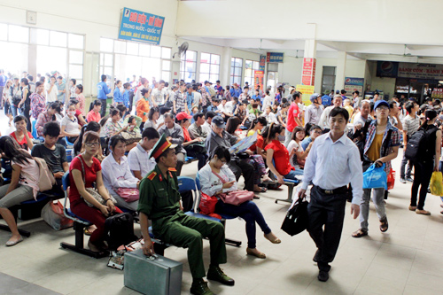 Thi sinh tap nap do ve Ha Noi du thi