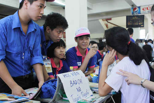 Thi sinh tap nap do ve Ha Noi du thi