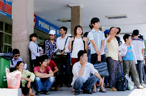 Thi sinh tap nap do ve Ha Noi du thi