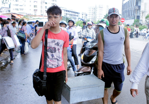 Thi sinh tap nap do ve Ha Noi du thi