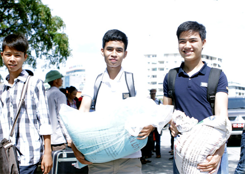 Thi sinh tap nap do ve Ha Noi du thi
