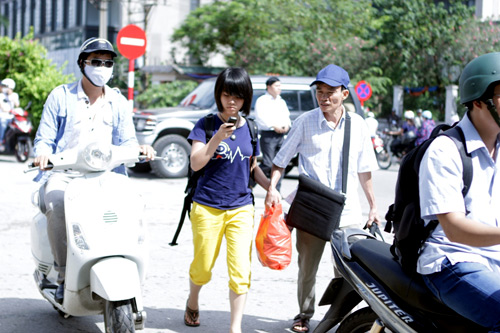 Thi sinh tap nap do ve Ha Noi du thi