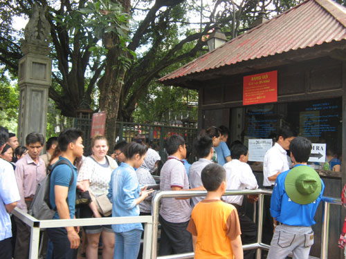 Si tu chen lan den Van Mieu cau may