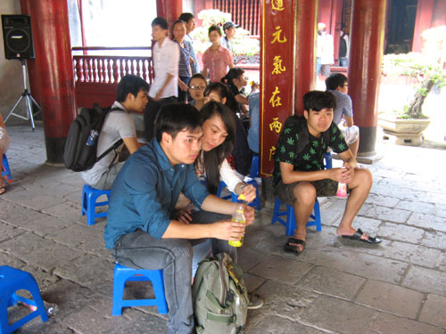 Si tu chen lan den Van Mieu cau may