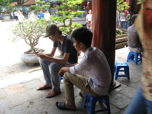 Si tu chen lan den Van Mieu cau may