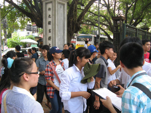 Si tu chen lan den Van Mieu cau may