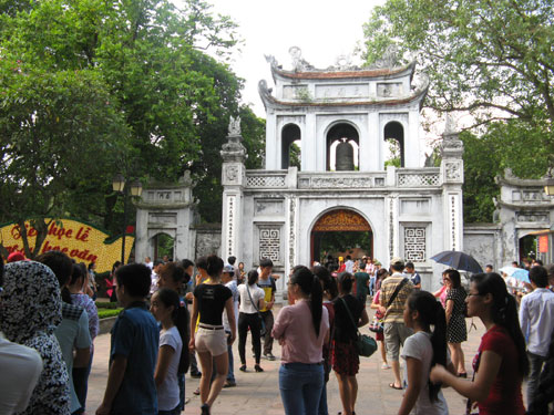 Si tu chen lan den Van Mieu cau may