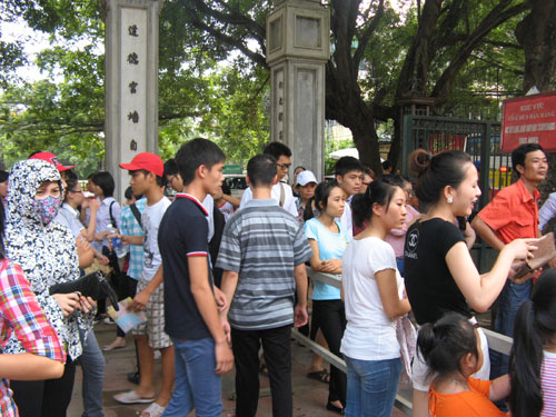 Si tu chen lan den Van Mieu cau may