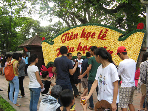 Si tu chen lan den Van Mieu cau may