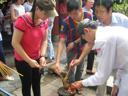 Si tu chen lan den Van Mieu cau may