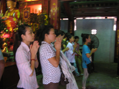 Si tu chen lan den Van Mieu cau may