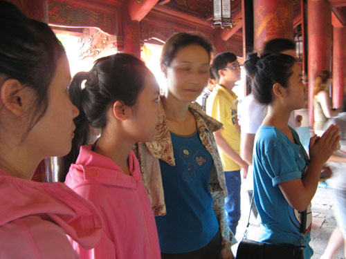 Si tu chen lan den Van Mieu cau may