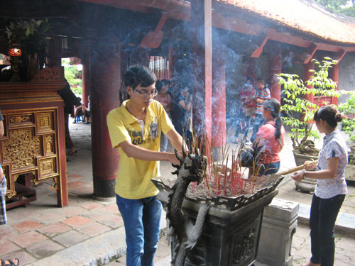 Si tu chen lan den Van Mieu cau may