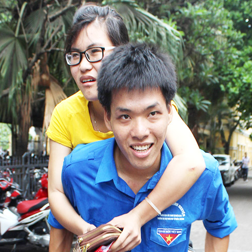 Cam dong voi sinh vien tinh nguyen cong thi sinh vao phong thi