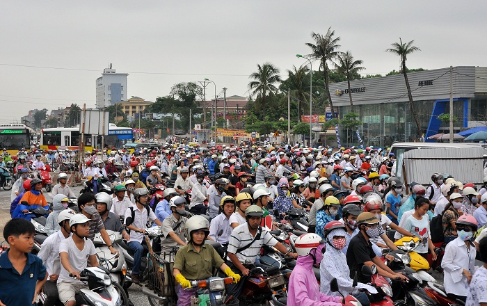 Giao thong Ha Noi tac nghen trong ngay dau lam thu tuc du thi
