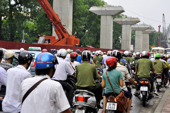 Giao thong Ha Noi tac nghen trong ngay dau lam thu tuc du thi