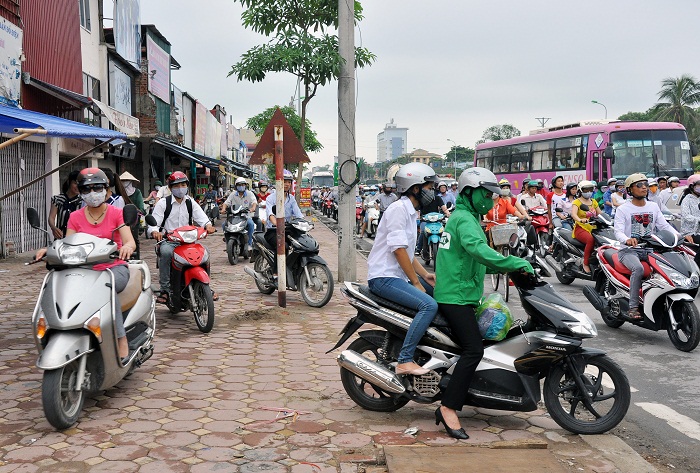 Giao thong Ha Noi tac nghen trong ngay dau lam thu tuc du thi