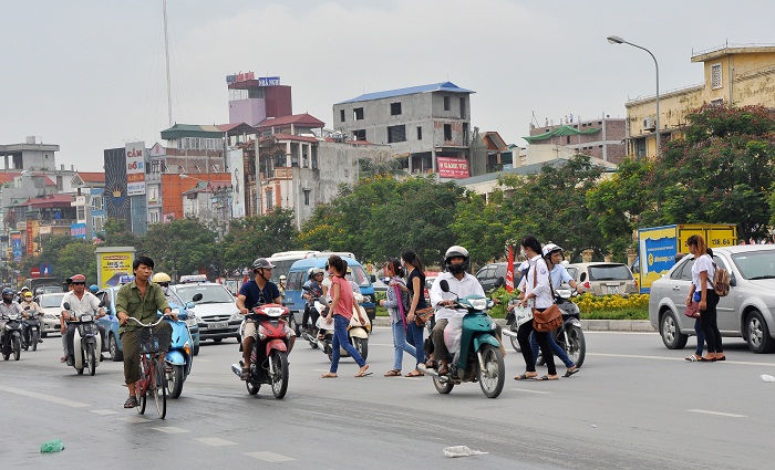 Giao thong Ha Noi tac nghen trong ngay dau lam thu tuc du thi