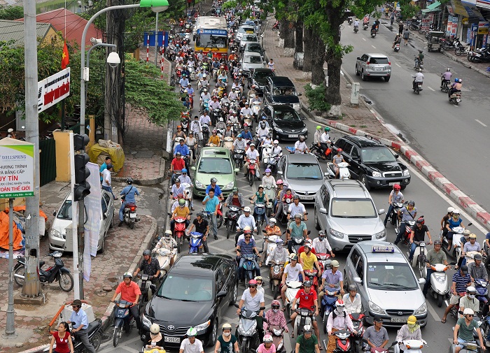 Giao thong Ha Noi tac nghen trong ngay dau lam thu tuc du thi