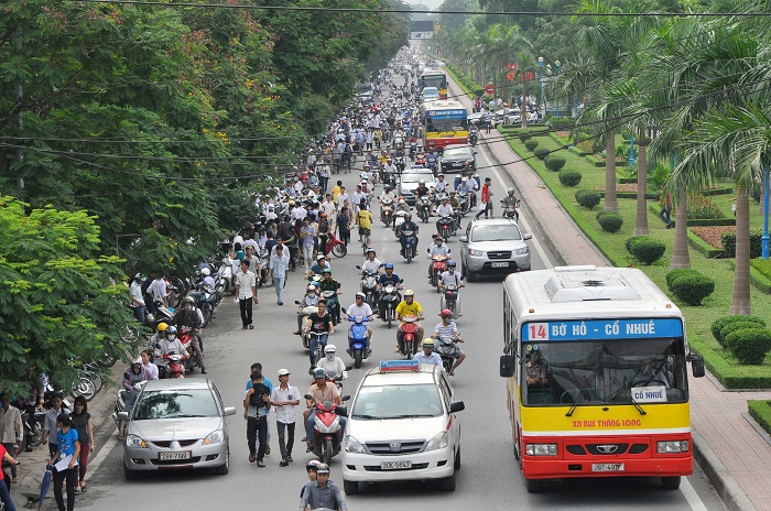 Giao thong Ha Noi tac nghen trong ngay dau lam thu tuc du thi