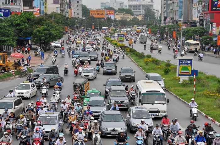 Giao thong Ha Noi tac nghen trong ngay dau lam thu tuc du thi