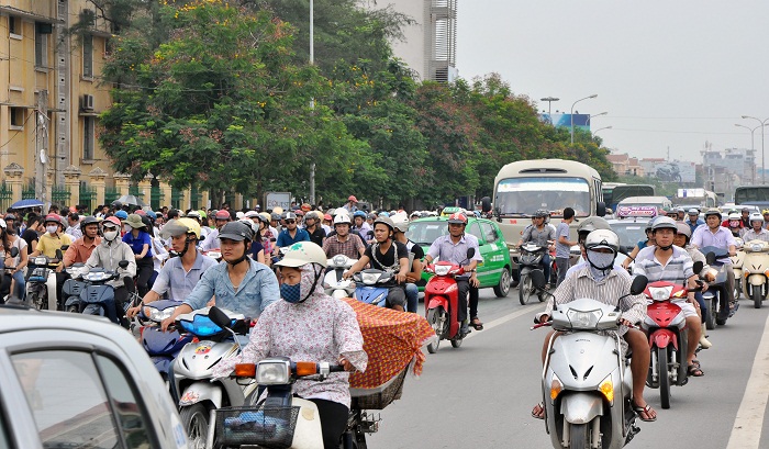 Giao thong Ha Noi tac nghen trong ngay dau lam thu tuc du thi