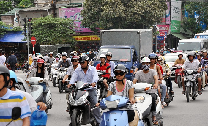 Giao thong Ha Noi tac nghen trong ngay dau lam thu tuc du thi