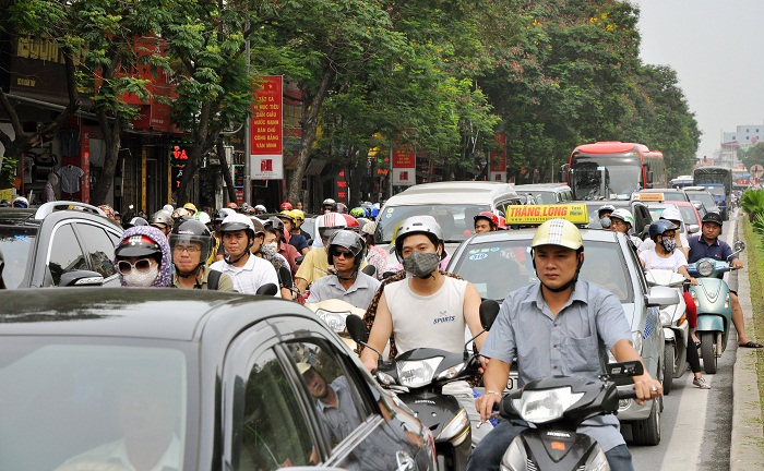 Giao thong Ha Noi tac nghen trong ngay dau lam thu tuc du thi