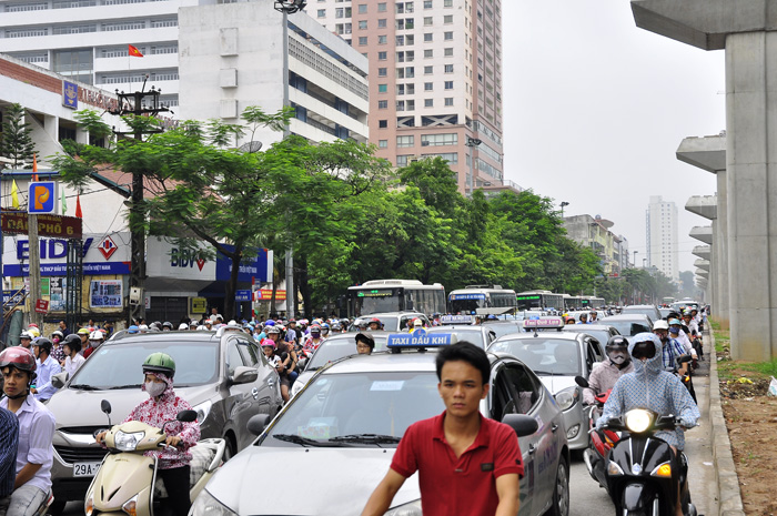 Giao thong Ha Noi tac nghen trong ngay dau lam thu tuc du thi