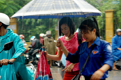 Toi truong thi lam thu tuc du thi dai hoc bang xe quan dung